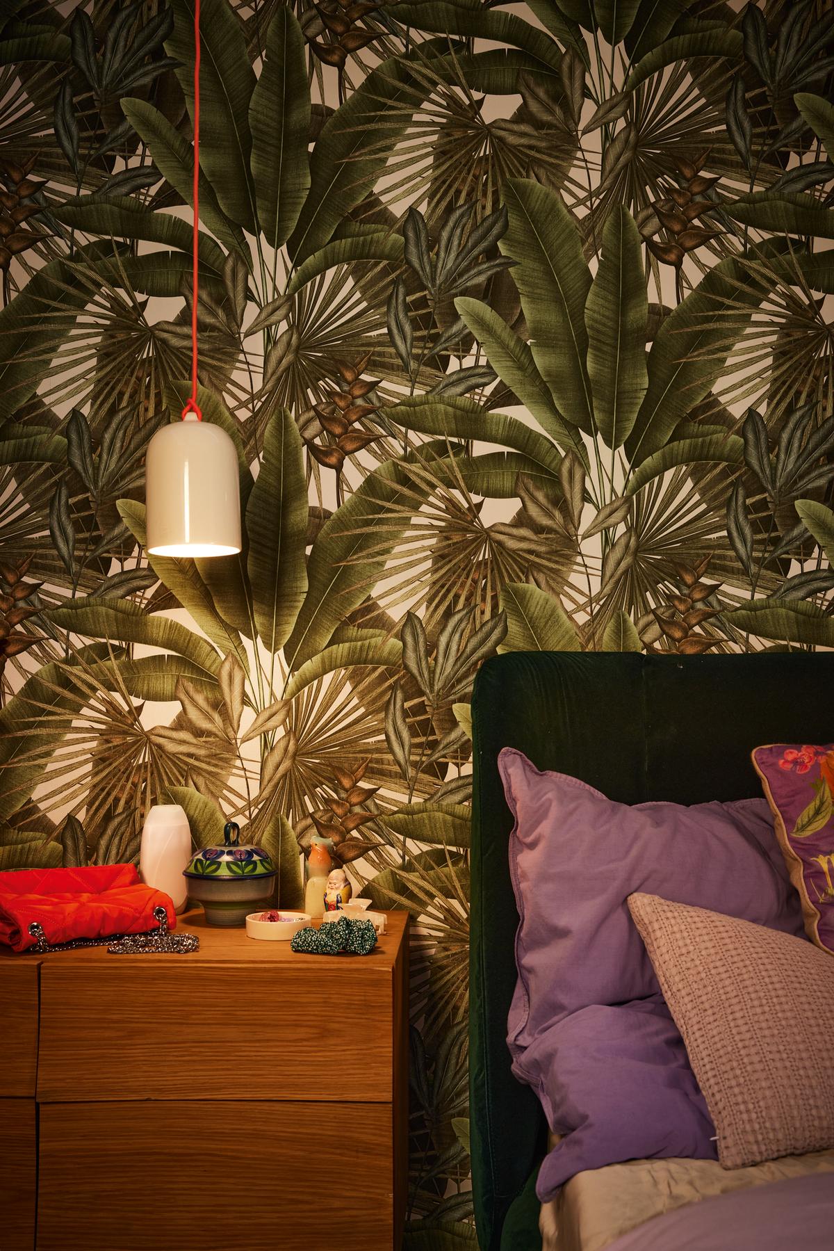 396472_1 Green non-woven vinyl wallpaper with nature-inspired design