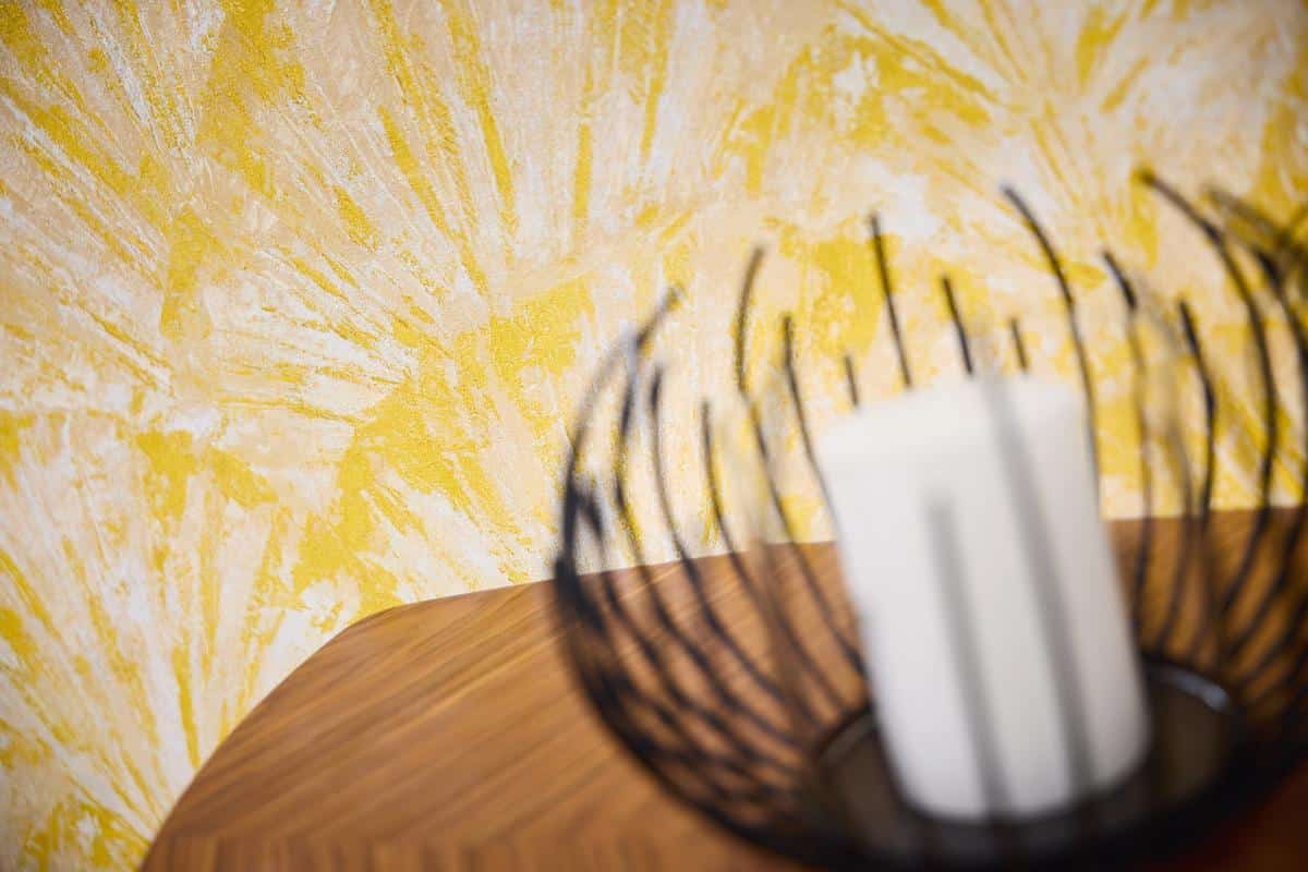 781984_1 Yellow non-woven vinyl wallpaper with vibrant pattern