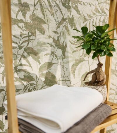 Green non-woven vinyl wallpaper with geometric pattern