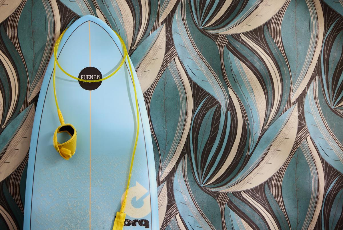 786552_1 Blue non-woven vinyl wallpaper with offset pattern